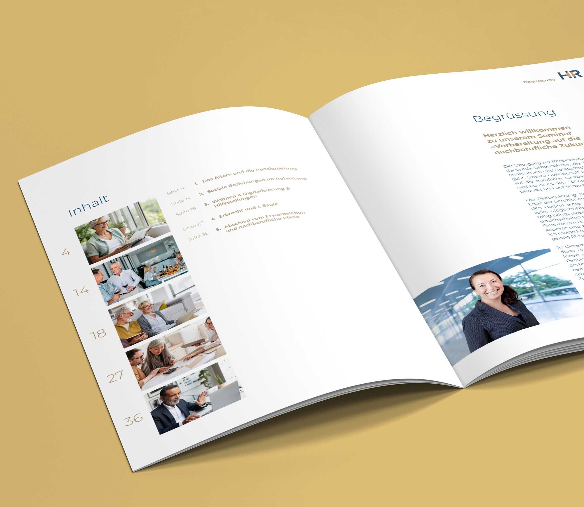 Eine Doppelseite geöffnet des Schulungsdossiers