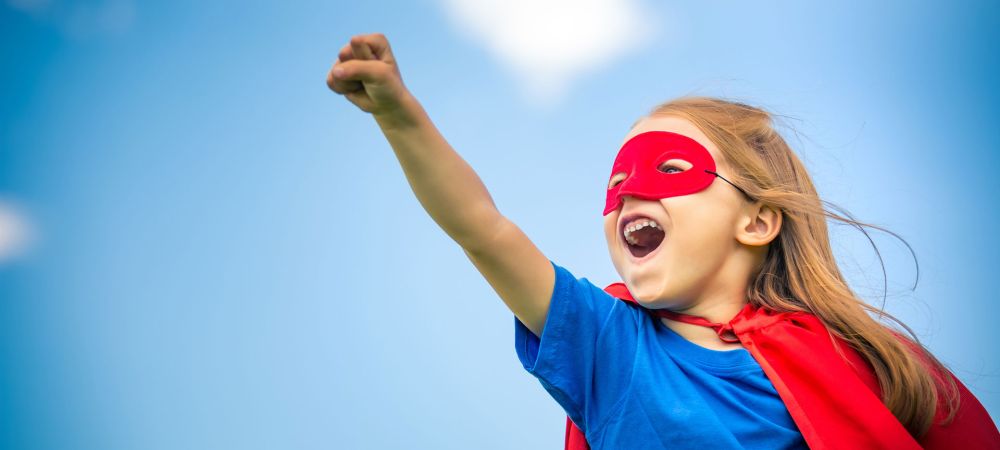 Supergirl mit ausgestrecktem Arm und Faust