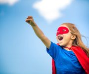 Supergirl mit ausgestrecktem Arm und Faust