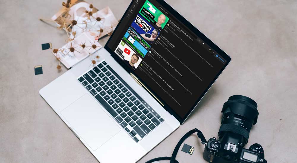 Laptop und Fotokamera auf einem Tisch