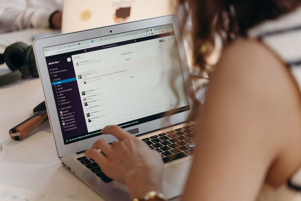 Frau sitzt an einem Laptop